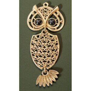 This is a vintage 1974 Sarah Coventry "Nite-Owl" gold-tone articulated pendant n